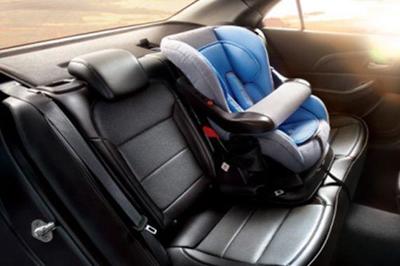 路口驚魂 兩車相撞后備箱飛出孩童，兒童安全座椅為何成救命稻草？